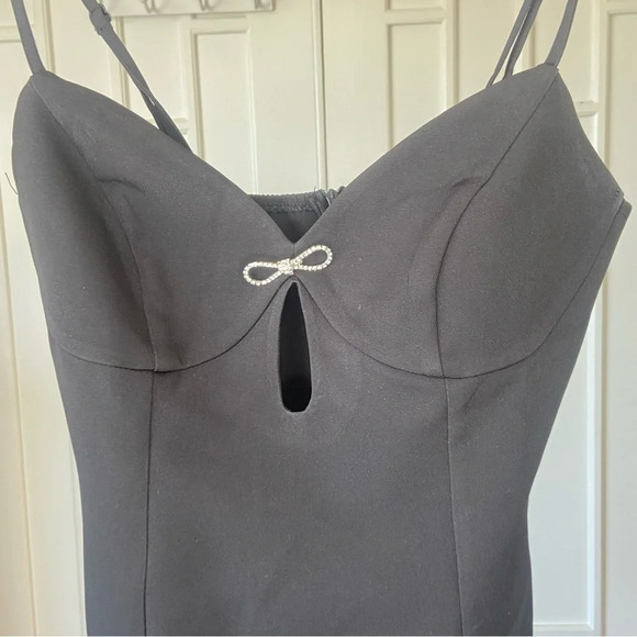 The Black V Neck Cutout  Sleeveless Mini Dress size med LBD sexy rhinestone bow - Picture 16 of 16